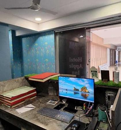Oyo Hotel Apple Inn Szúrat Kültér fotó