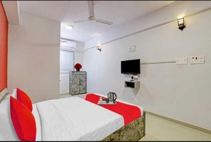 Oyo Hotel Apple Inn Szúrat Kültér fotó