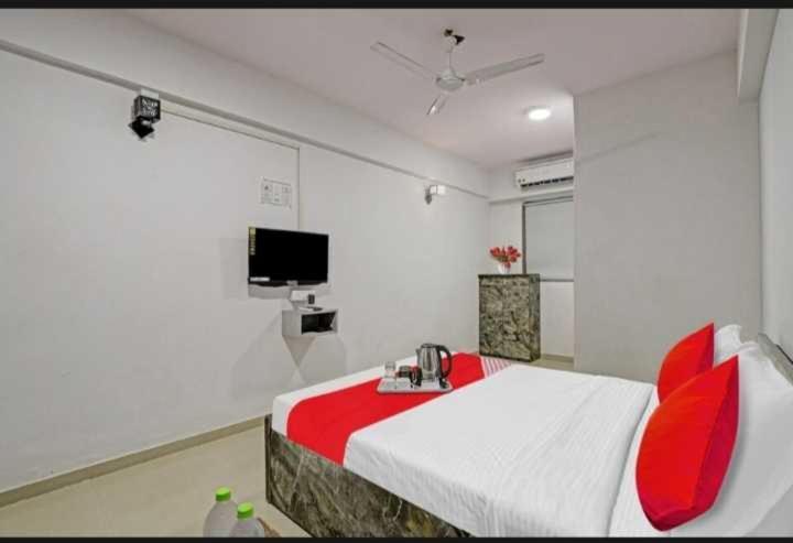 Oyo Hotel Apple Inn Szúrat Kültér fotó