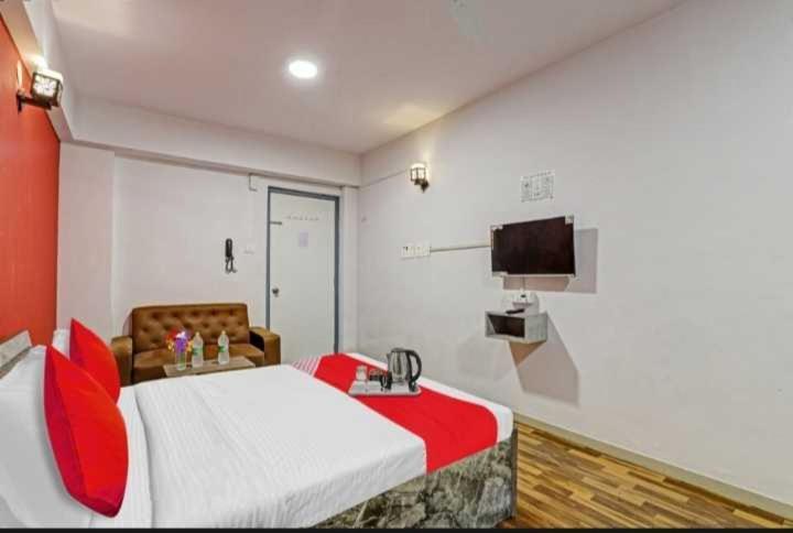 Oyo Hotel Apple Inn Szúrat Kültér fotó