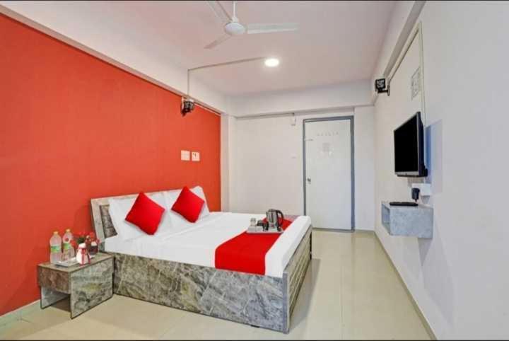 Oyo Hotel Apple Inn Szúrat Kültér fotó