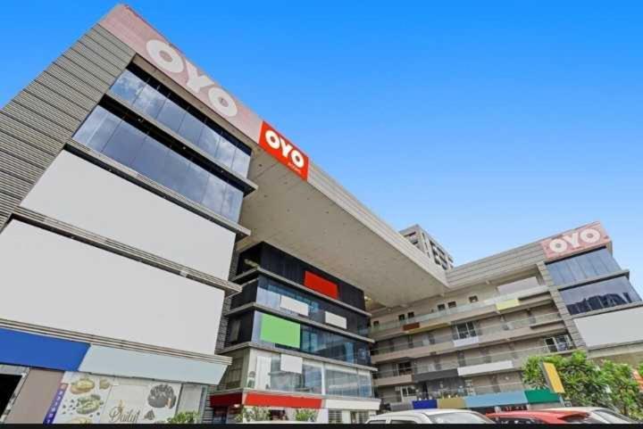 Oyo Hotel Apple Inn Szúrat Kültér fotó