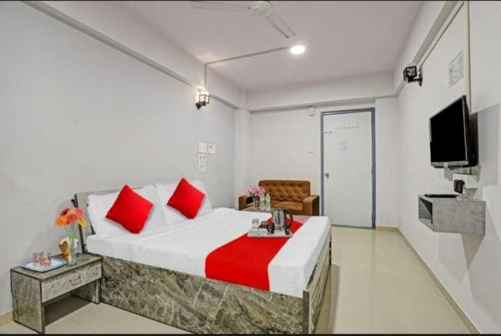 Oyo Hotel Apple Inn Szúrat Kültér fotó