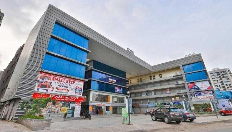 Oyo Hotel Apple Inn Szúrat Kültér fotó
